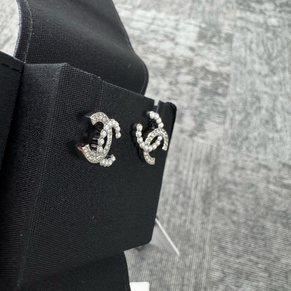 CHANEL CC LOGO STUD EARRINGS WITH PEARLS - Picture 6 of 14